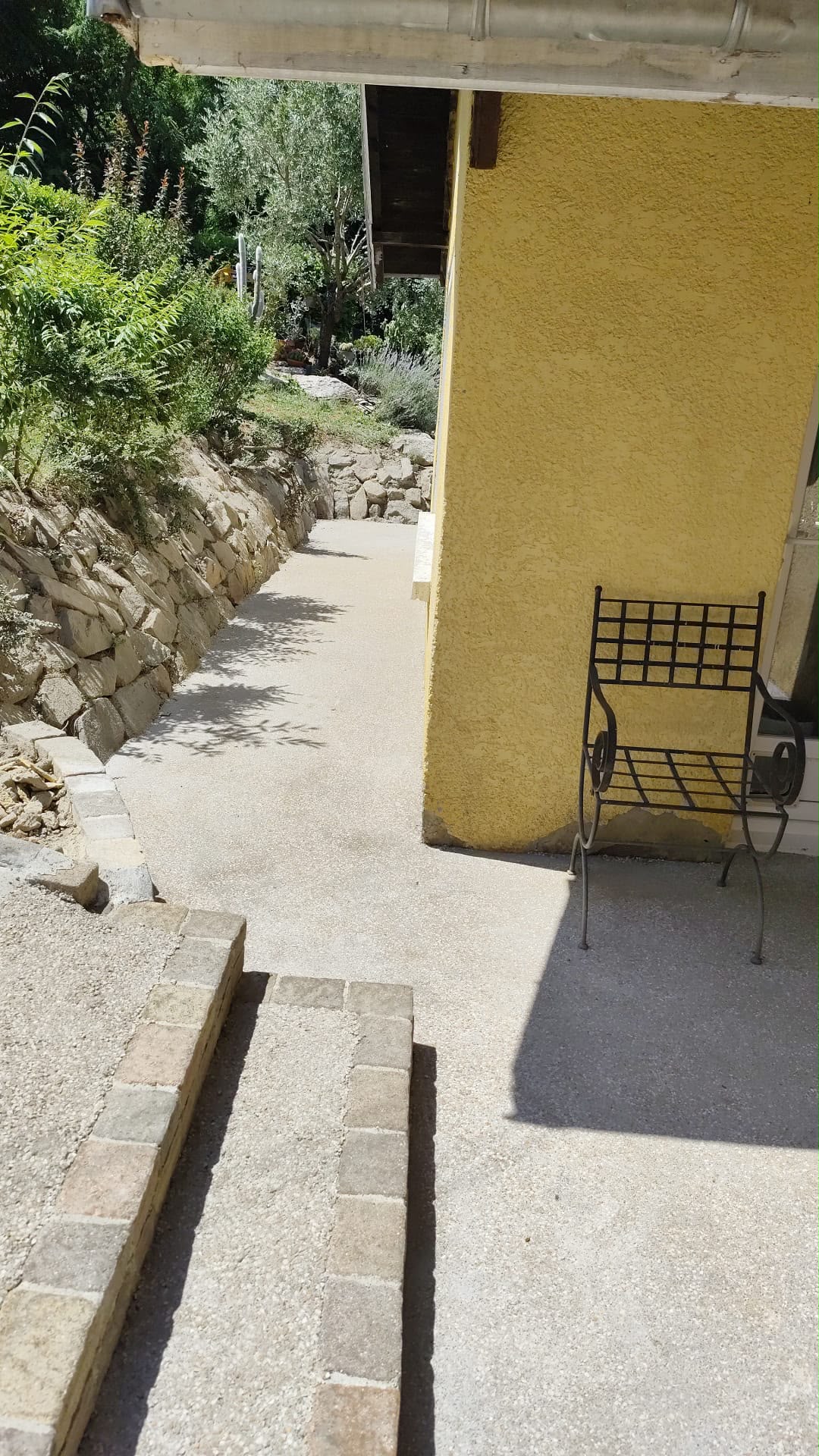 Chemin d'accès terminé le long de la maison