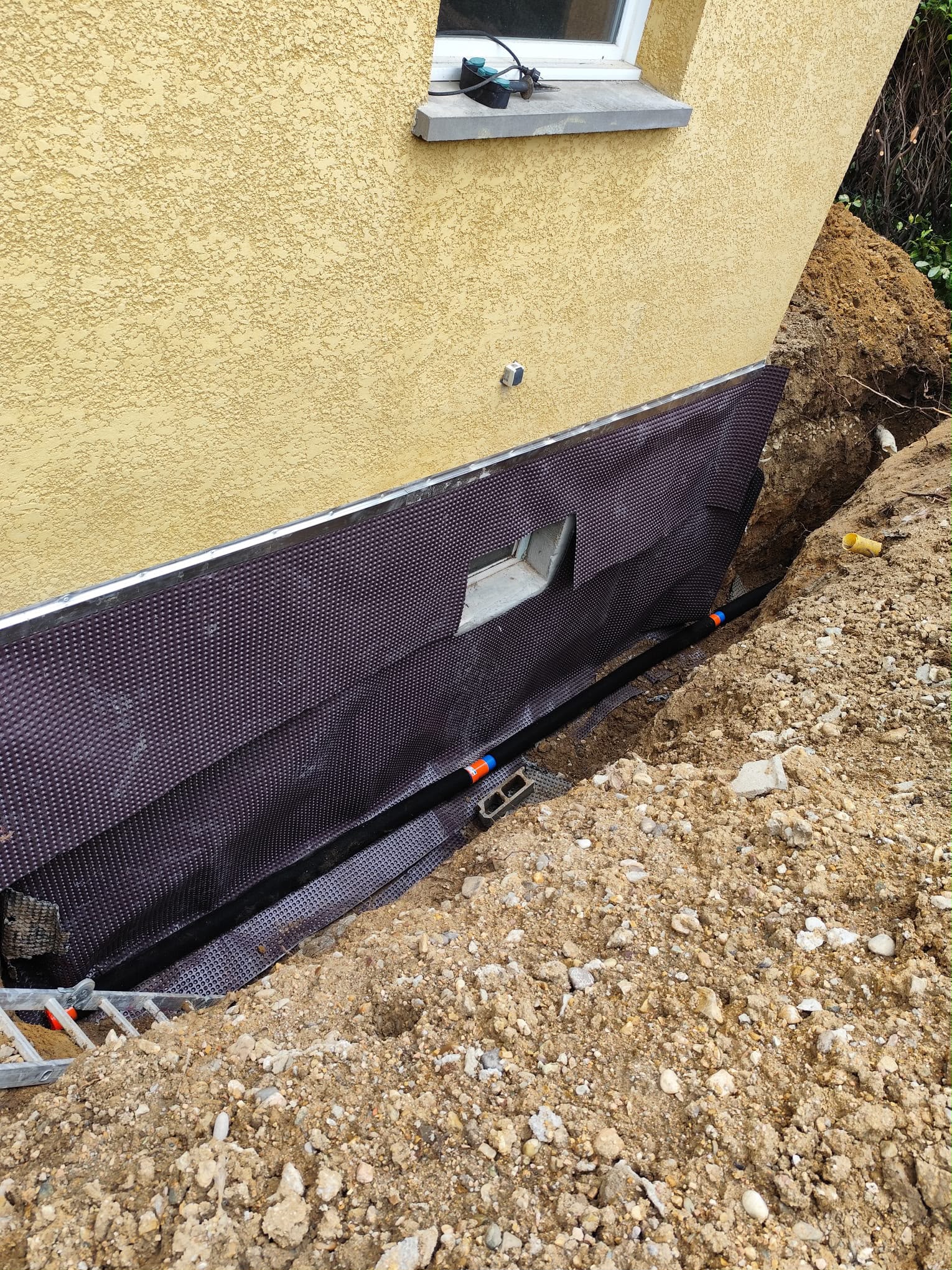 Tranchees et drainage de fondation a Villefranche
