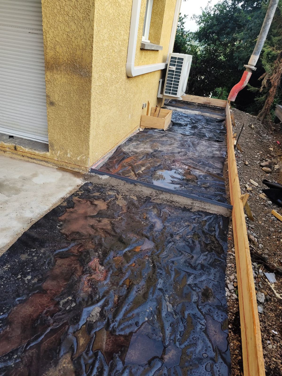 Pose de membrane de drainage sur un chantier d'assainissement dans le Rhône