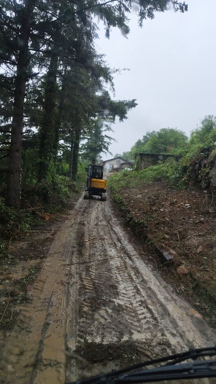 Mini-pelle terrassant un terrain en pente près de Tarare dans l'ouest du Rhône