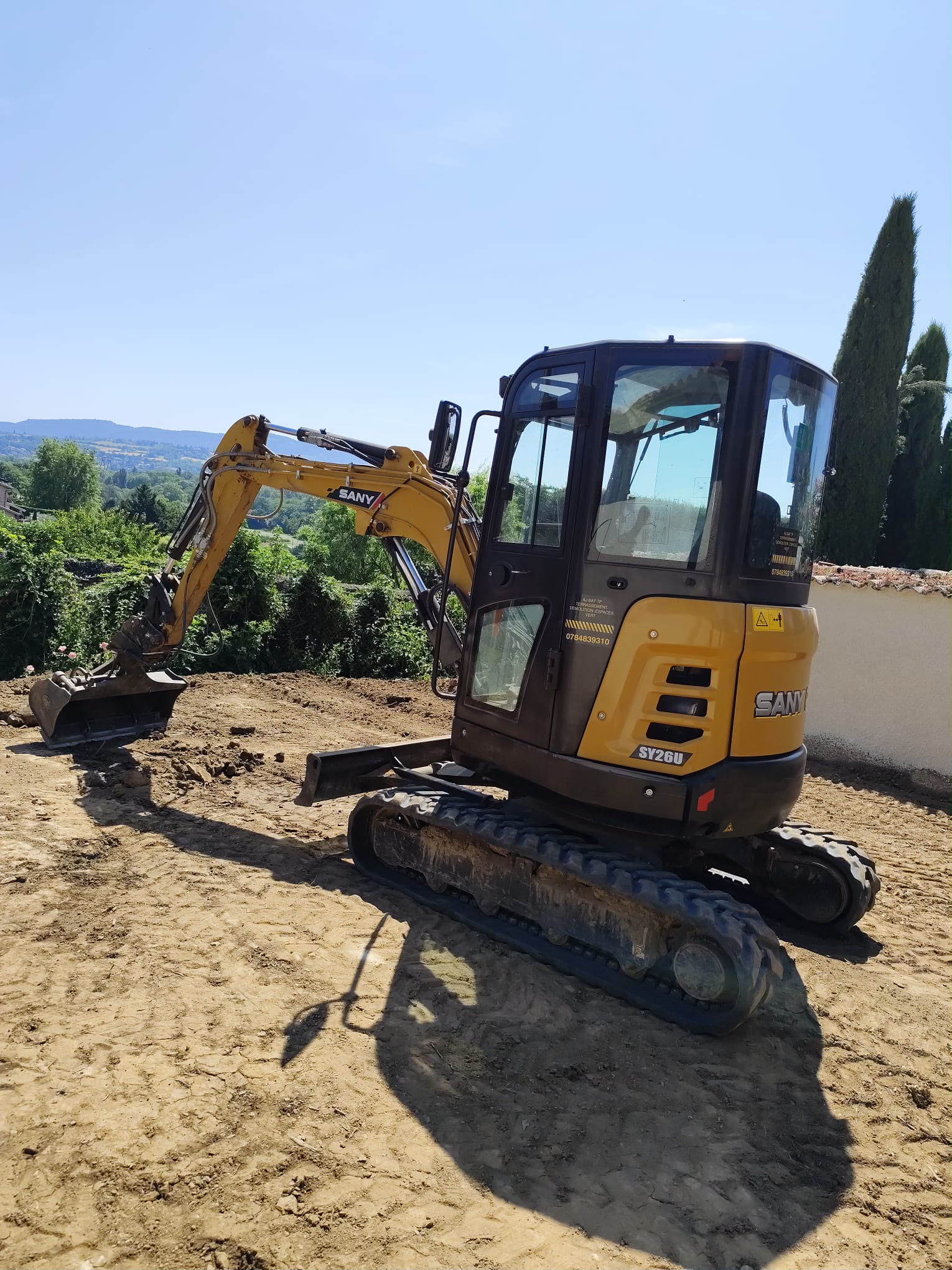 Mini-pelle SANY AJTP Negoce sur chantier